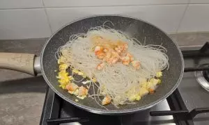noodles, gamberi e germigli di soia in padella