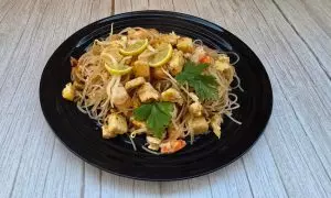 pad thai impiattato con coriandolo fresco e lime
