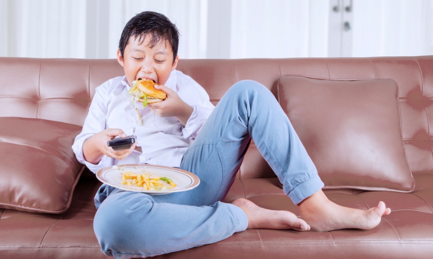 adolescente che mangia junk food