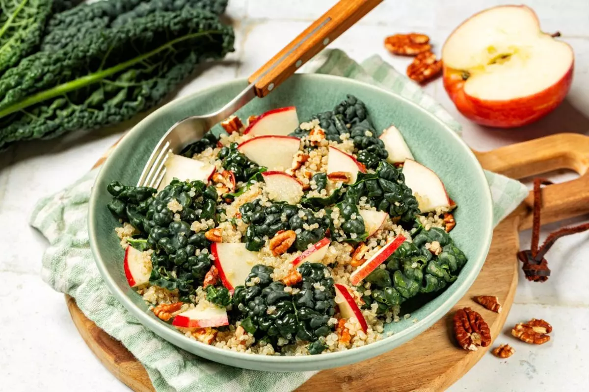 quinoa, mela, noci e cavolo nero