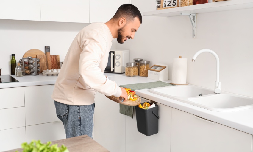 uomo che fa la raccolta differenziata