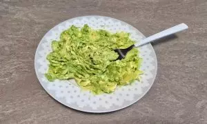 avocado schiacciato con forchetta