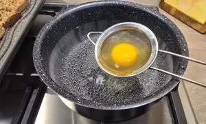 uovo da aggiungere al centro del vortice fatto in precedenza con la frusta