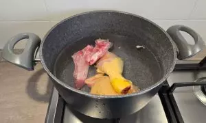 pollo e maiale per il brodo