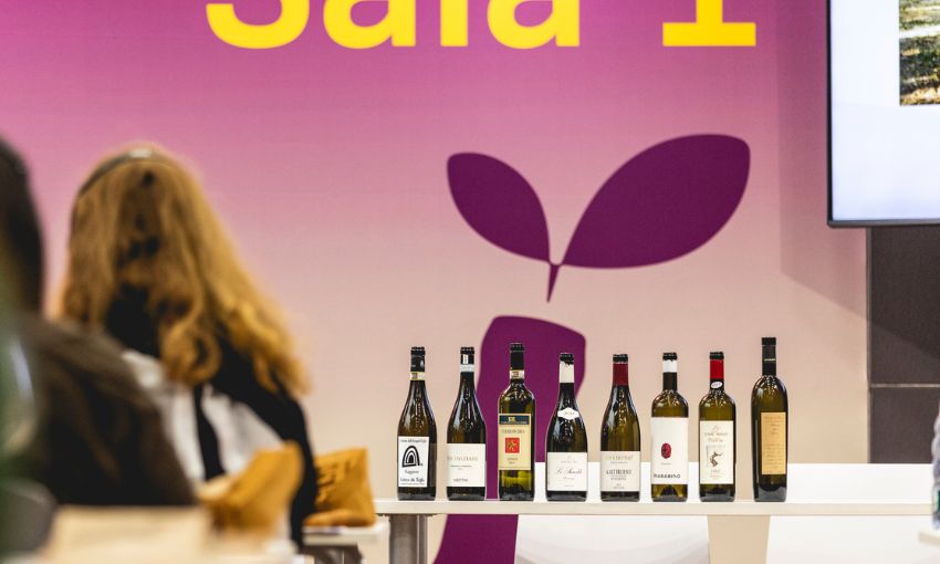 bottiglie di vino durante una masterclass dello Slow Wine Fair 2026