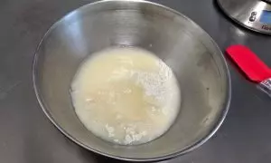 acqua e farina in ciotola