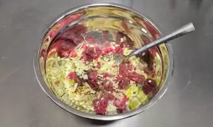 carne macinata insieme a tutti gli altri ingredienti necessari per il ripieno