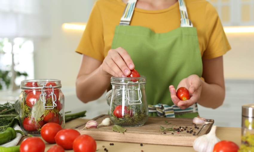 pomodori con spezie in barattolo