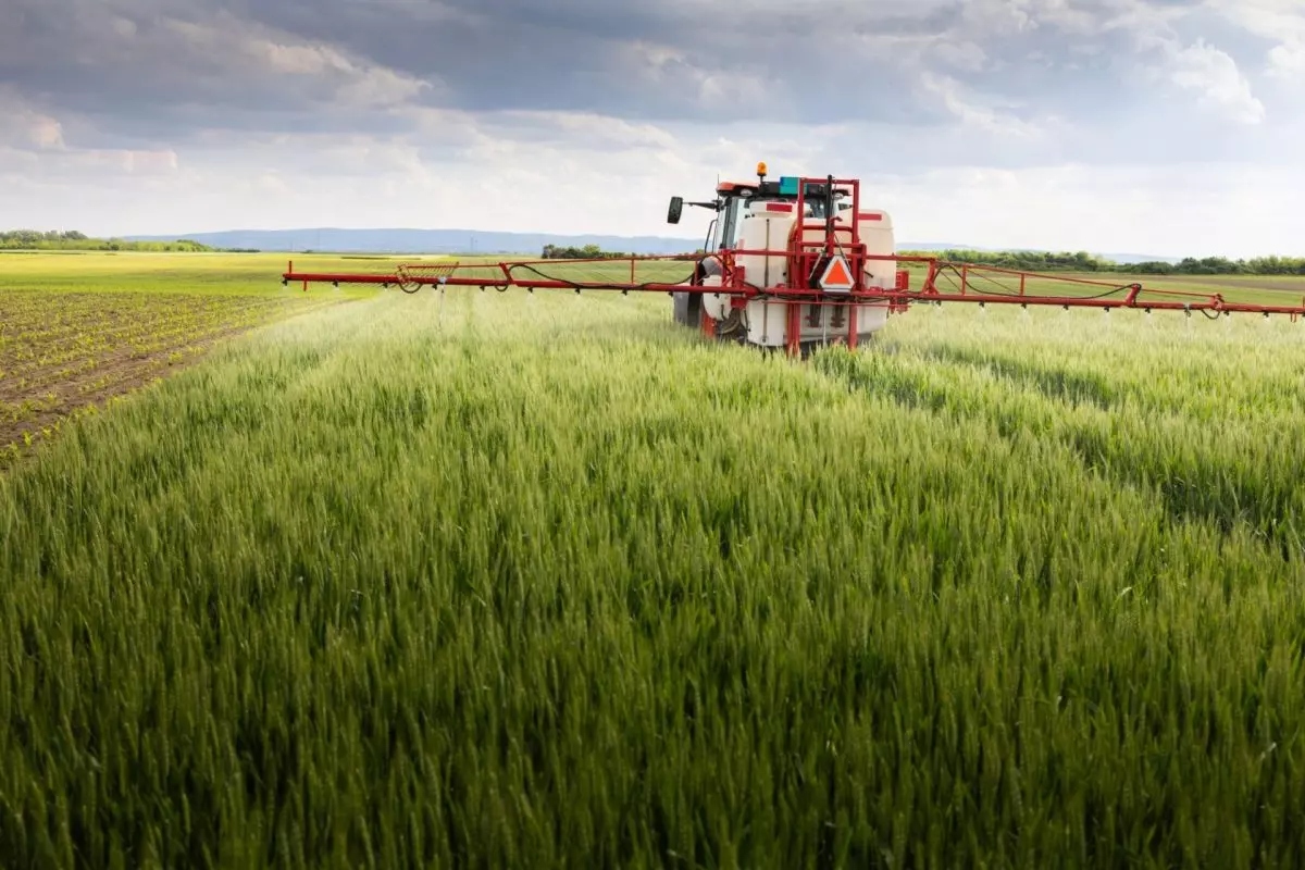 trattore pesticidi