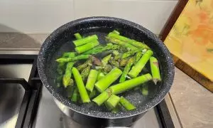 asparagi in acqua
