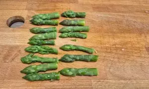 asparagi su tagliere