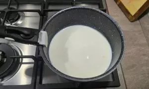 latte con scorza di limone e vaniglia