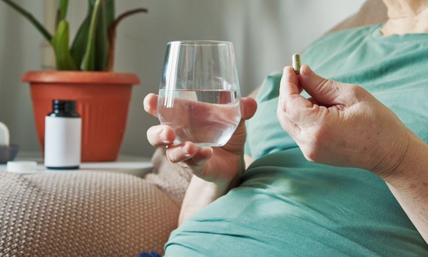 donna anziana obesa che prende un farmaco