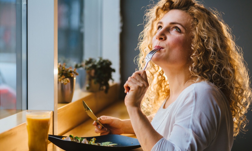 donna che assaggia un cibo buono
