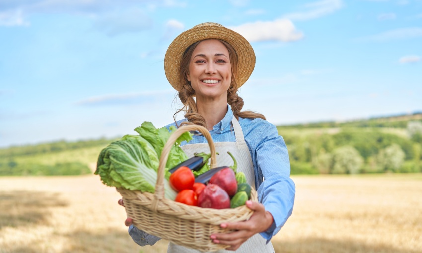 donna con cesto di verdure