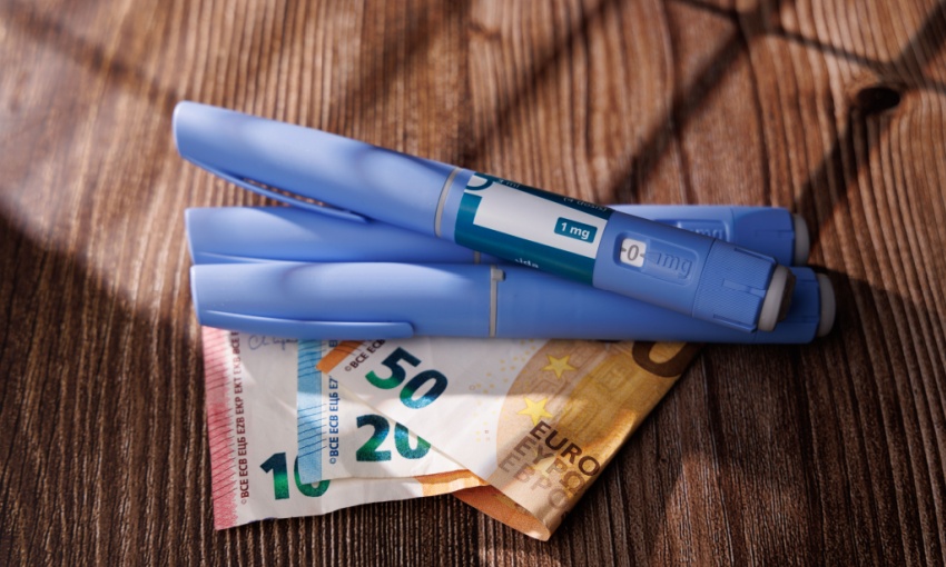 banconote e farmaci anti obesità su un tavolo