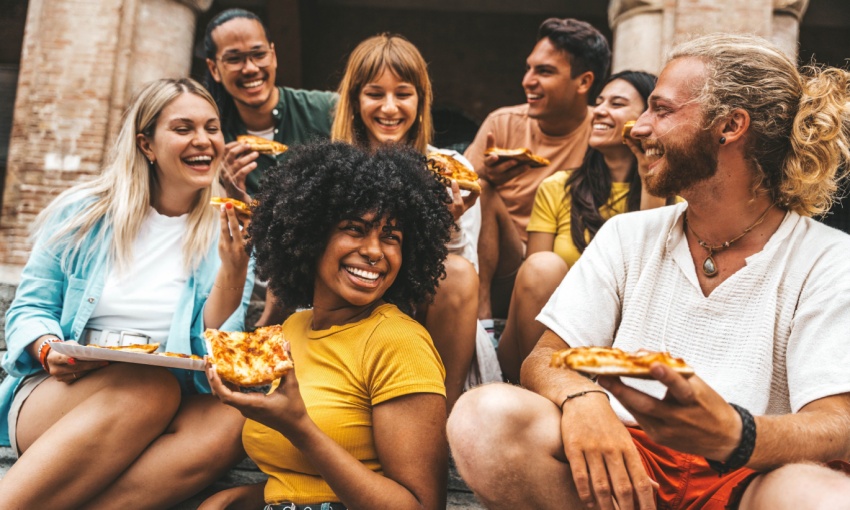 ragazzi che mangiano pizza 