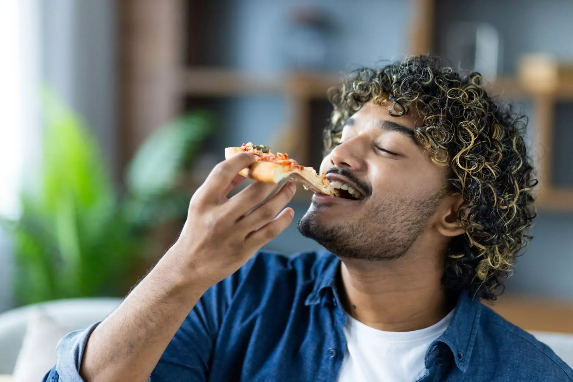 uomo che mangia pizza