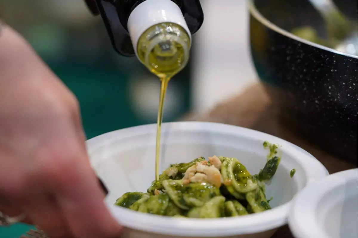 olio a crudo su piatto di pasta