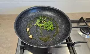 erbe aromatiche in padella