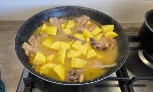 patate in padella con le costolette e il brodo