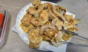 carciofi fritti, scolati su carta assorbente