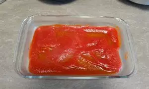 passata di pomodoro sul fondo della taglia