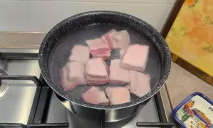 pancia di maiale bollita in acqua