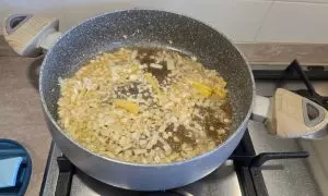 cipollotto e zenzero in padella