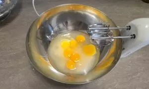 uova e zucchero nella ciotola