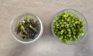 asparagi a rondelle in una ciotola e punte in un'altra ciotola
