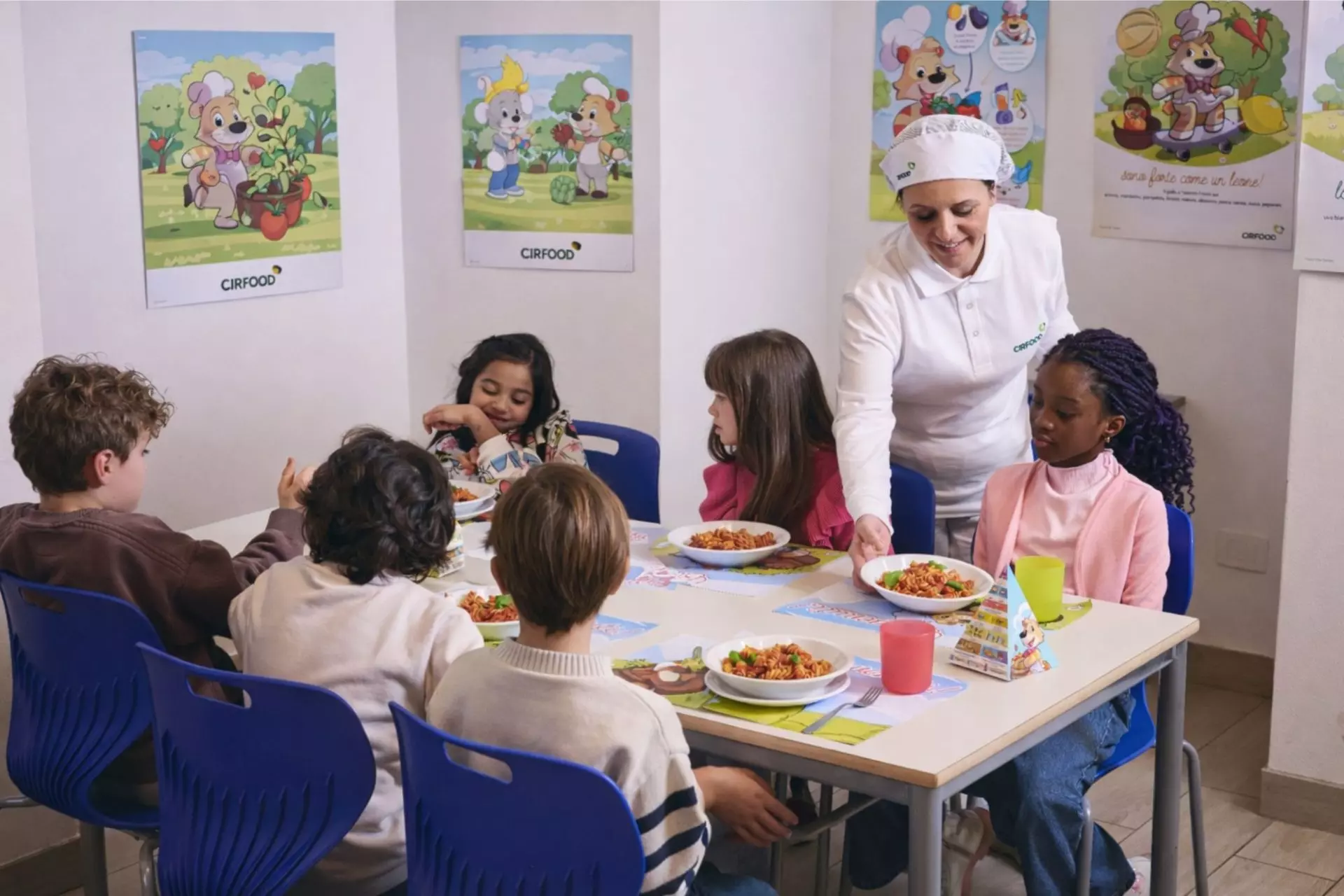 bambini che mangiano pasti preparati da CIRFOOD