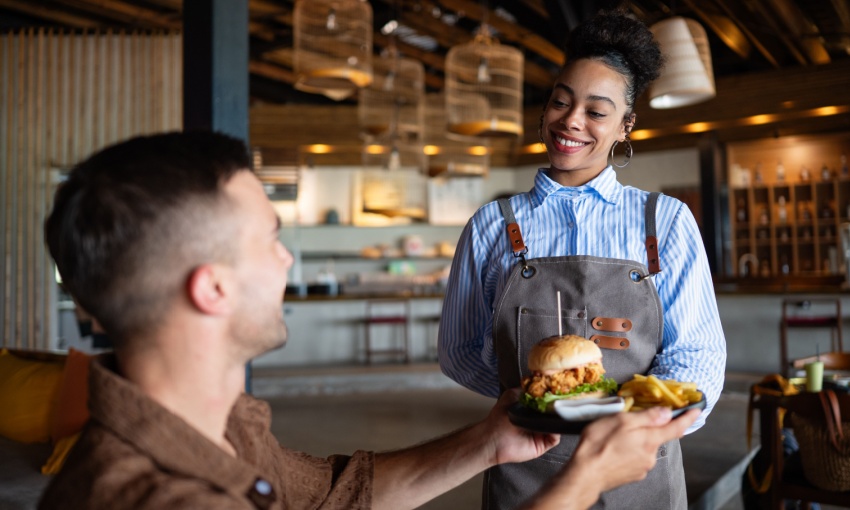 cameriera sorridente