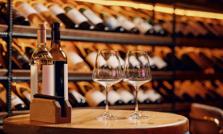 bottiglie di vino e calici in un'enoteca