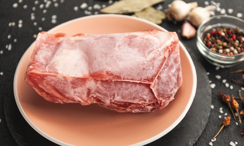 carne scongelata sul piano di lavoro in cucina