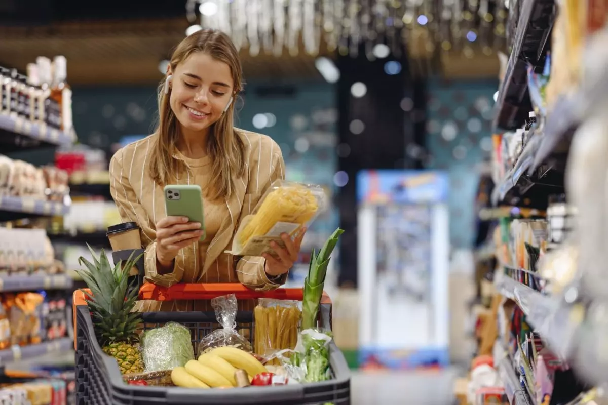 donna che fa la spesa al supermercato