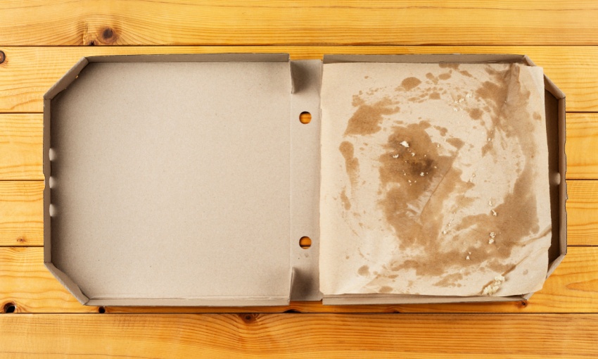 cartone della pizza sporco
