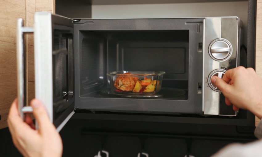 cibo riscaldato in microonde