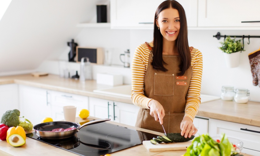 donna che taglia verdure