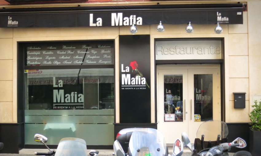 vetrina del ristorante La Mafia se sienta a la mesa di Siviglia