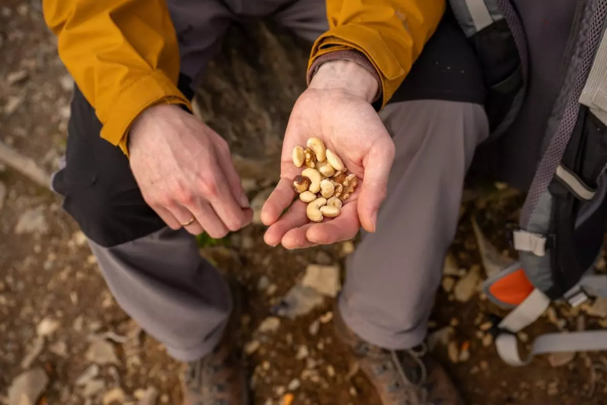 frutta secca da mangiare come spuntino in un trekking
