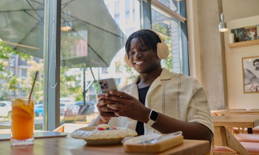 uomo sorridente che pranza da solo 