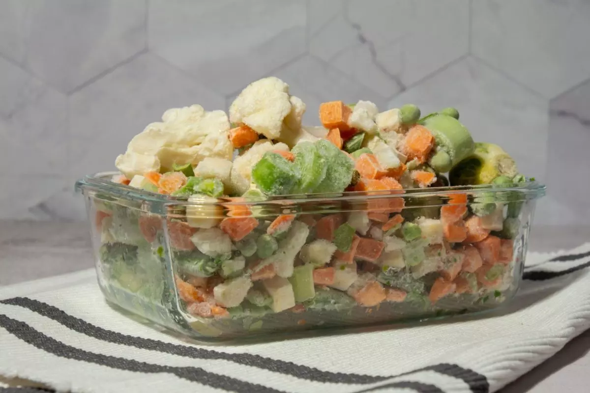minestrone congelato in un contenitore di vetro