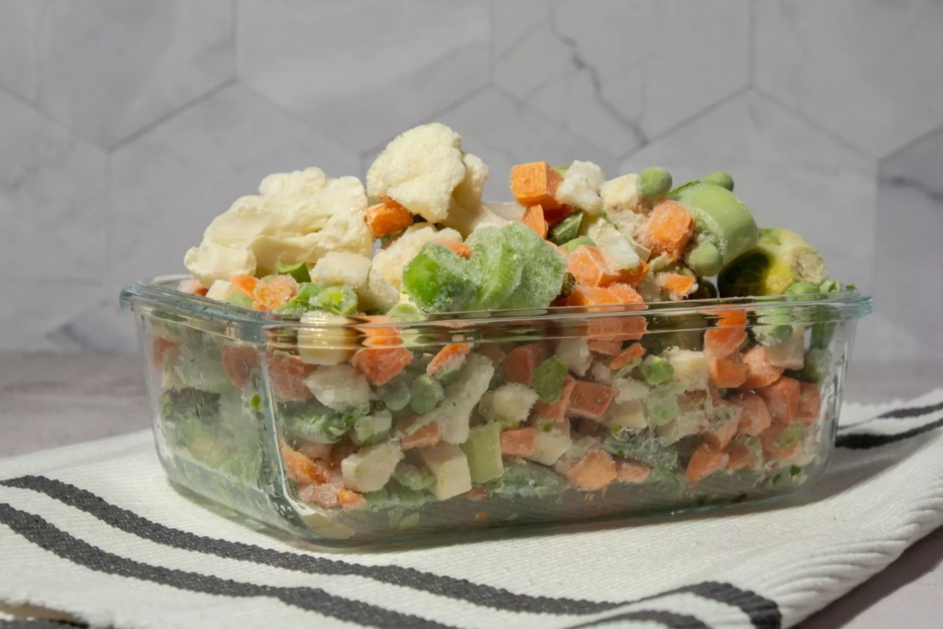 minestrone congelato in un contenitore di vetro