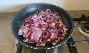 cipolle e burro in padella
