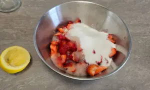fragole con zucchero e limone