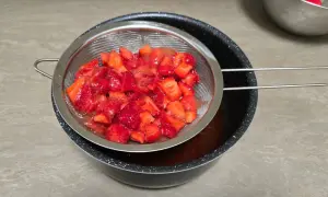 filtraggio del succo rilasciato delle fragole dopo le 24 ore in frigo