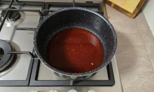 succo delle fragole in pentola a bollire