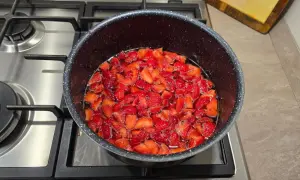 fragole macerate aggiunto al succo che ha bollito per 20 minuti
