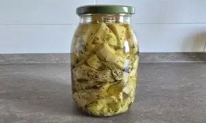 barattolo di carciofini sott'olio